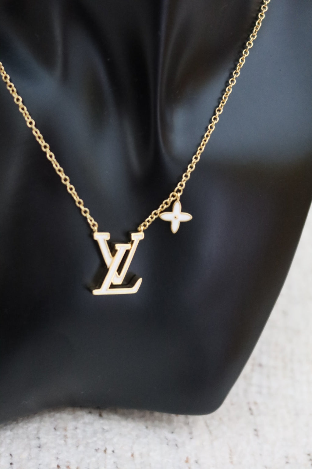 Collier White Lisa