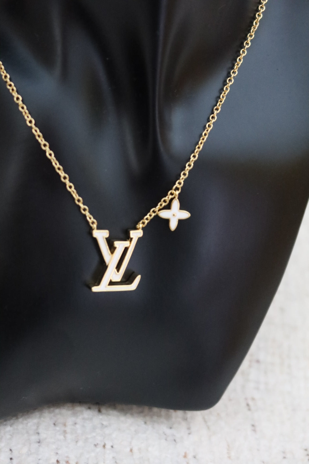 Collier White Lisa