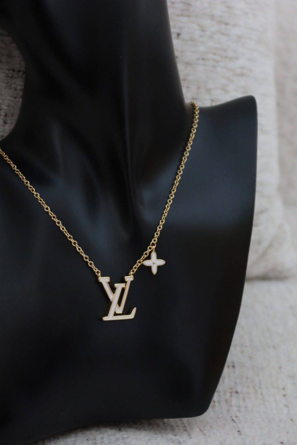 Collier White Lisa