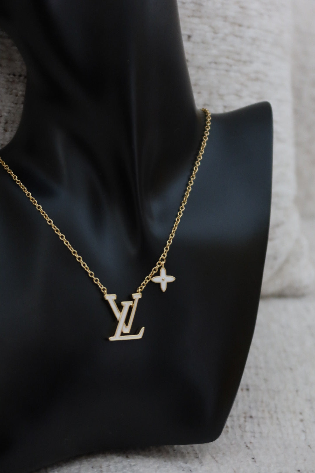 Collier White Lisa